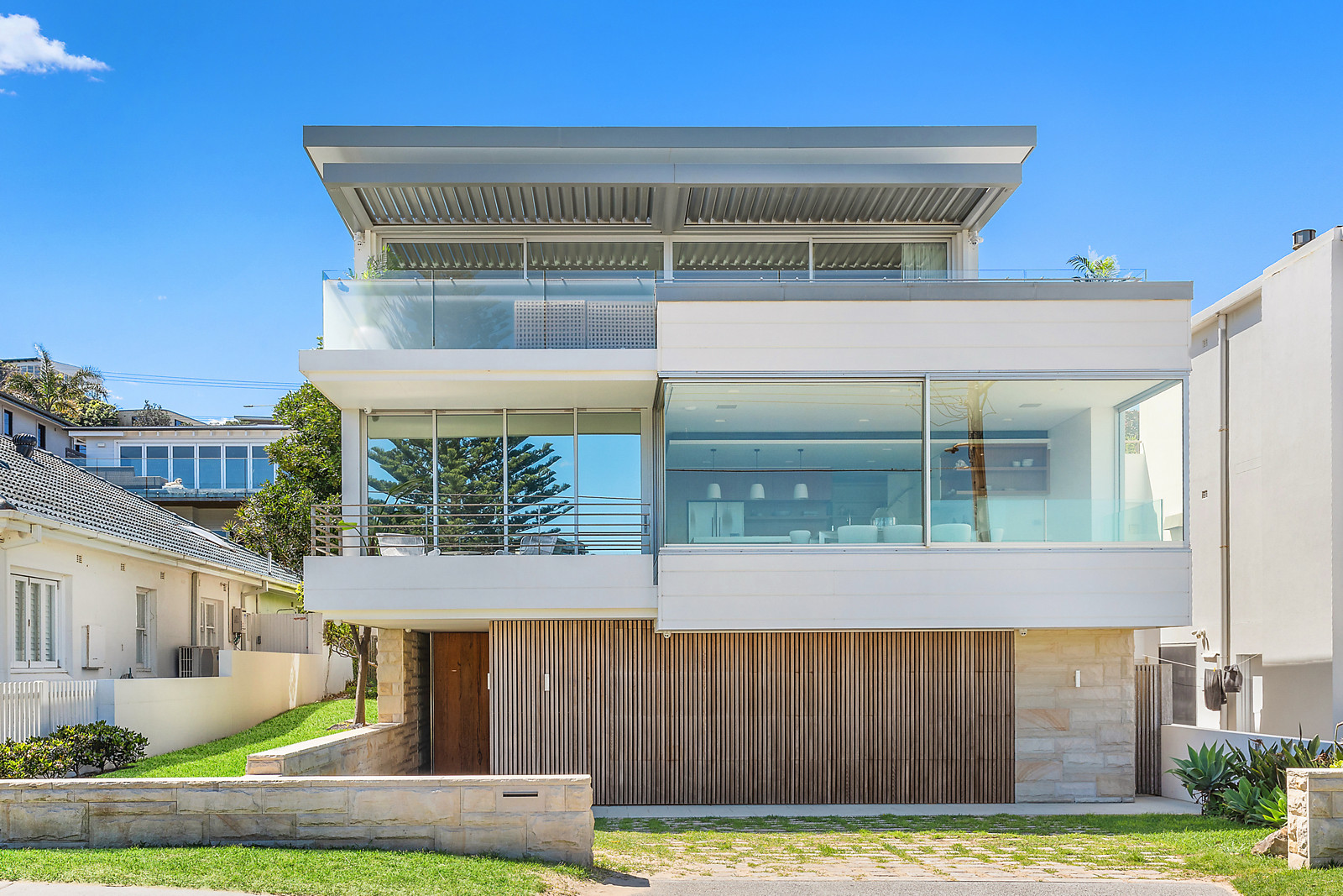 52 Ocean View Road, Freshwater featured
